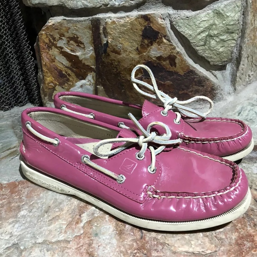 Sperry mauve Pink and white boat shoes with a leather upper and lining